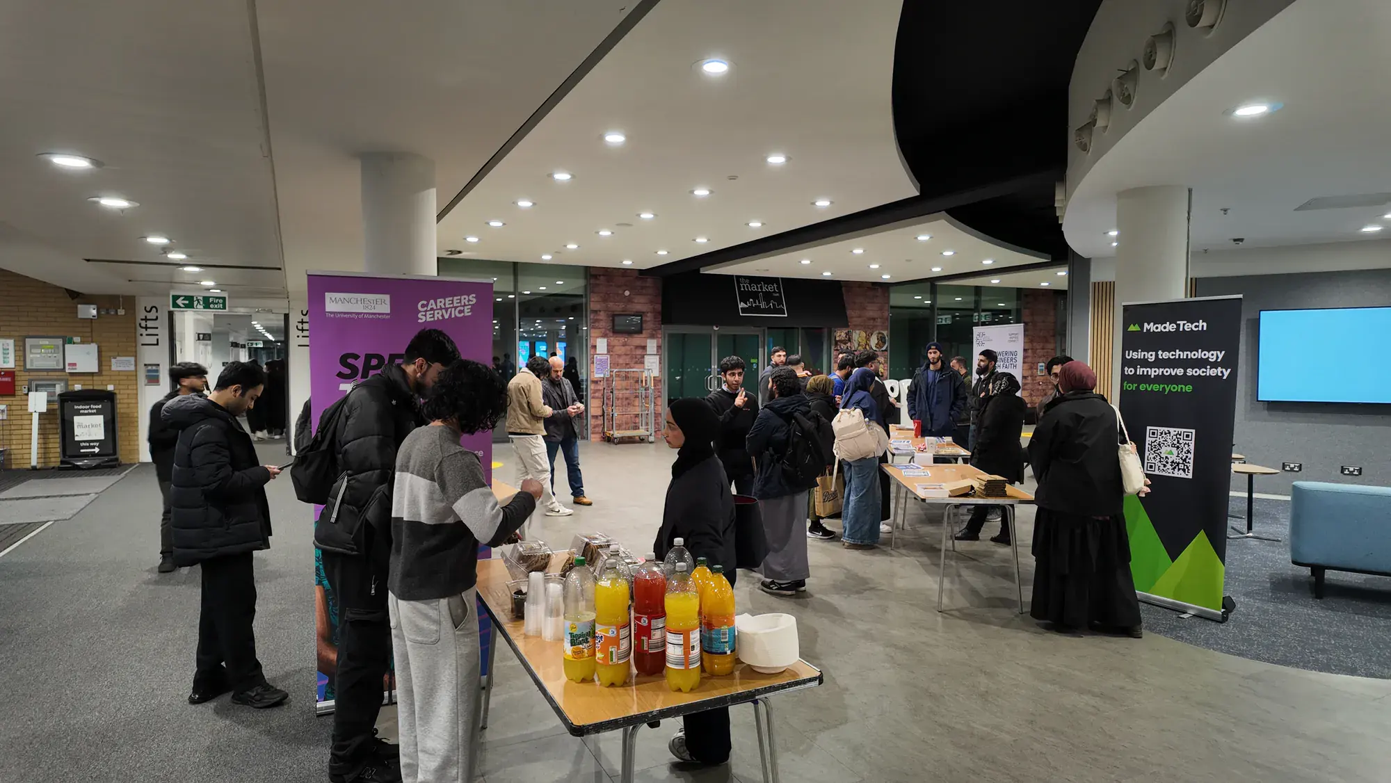 Students at employer stands during an IHSAAN careers evening